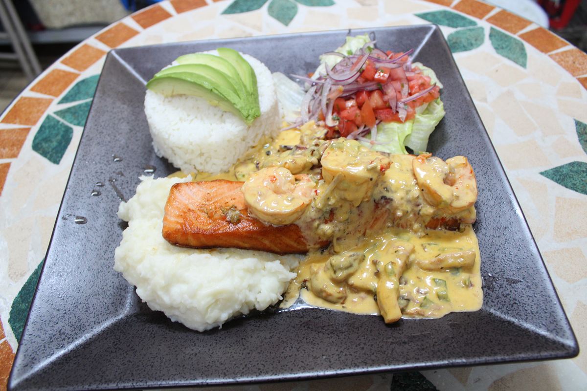 Salmon en salsa de marisco